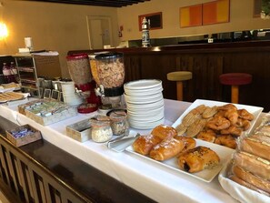 Daily continental breakfast (EUR 4.50 per person)