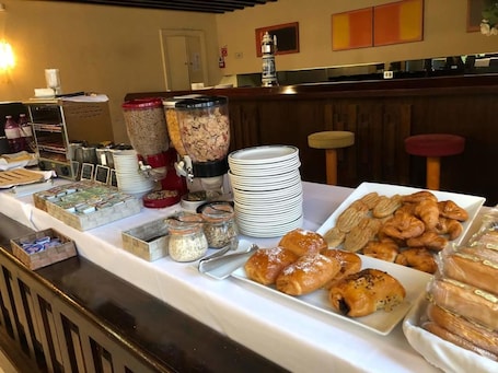 Desayuno continental diario (EUR 4.50 por persona)