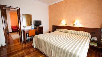 Habitación con 1 cama doble o 2 individuales | Caja fuerte, escritorio, cortinas opacas y sistema de insonorización