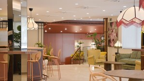 Een modern interieur met een bar, zitgedeelte en planten.