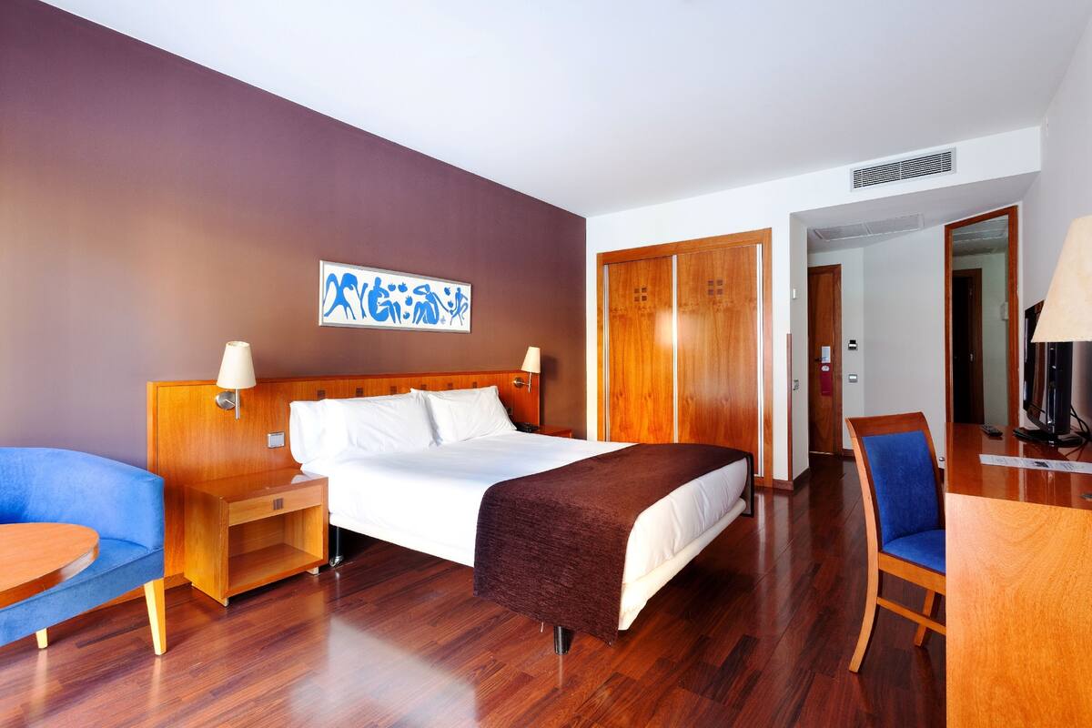 Minibar, két bảo mật tại phòng, bàn 