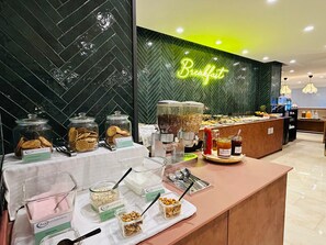 Colazione a buffet, servita tutte le mattine (15 EUR a persona)