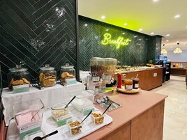 Tägliches Frühstücksbuffet (15 EUR pro Person)