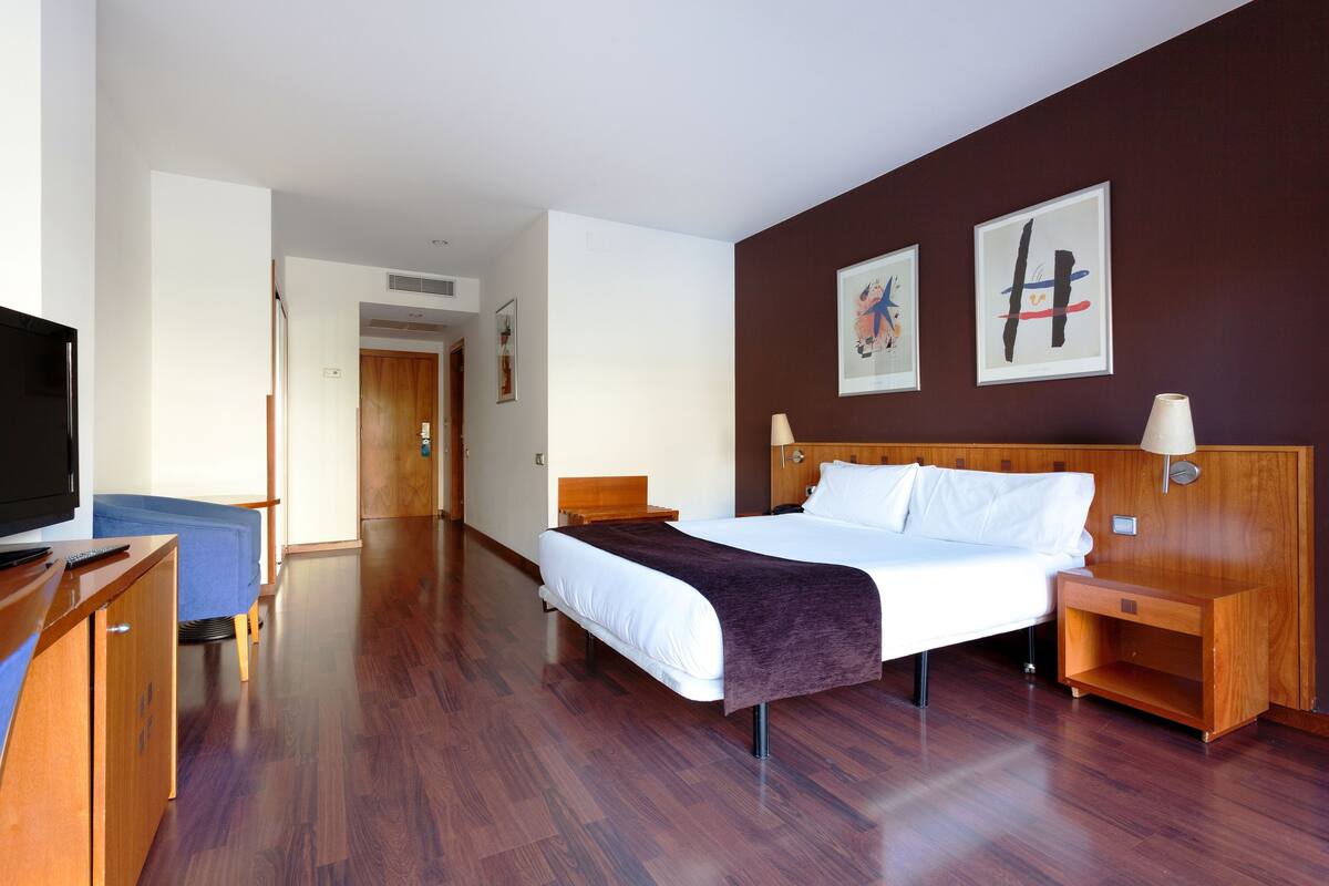 Minibar, két bảo mật tại phòng, bàn 