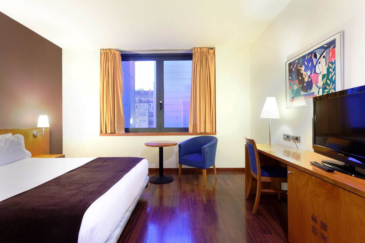 Minibar, két bảo mật tại phòng, bàn 
