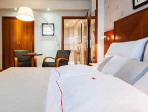 Tweepersoonskamer, 1 kingsize bed | Een kluis op de kamer, individueel gedecoreerd, individueel gemeubileerd