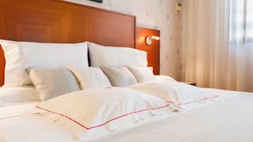 Chambre double, 1 très grand lit | Coffre-fort pour ordinateur portable, décor unique, ameublement unique
