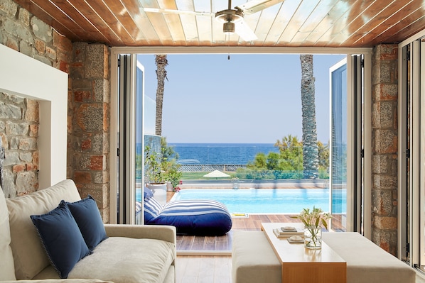 Beachfront Villa with Private Pool | Kameruitzicht