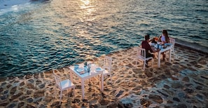 6 restaurants, breakfast, lunch served; local and international cuisine