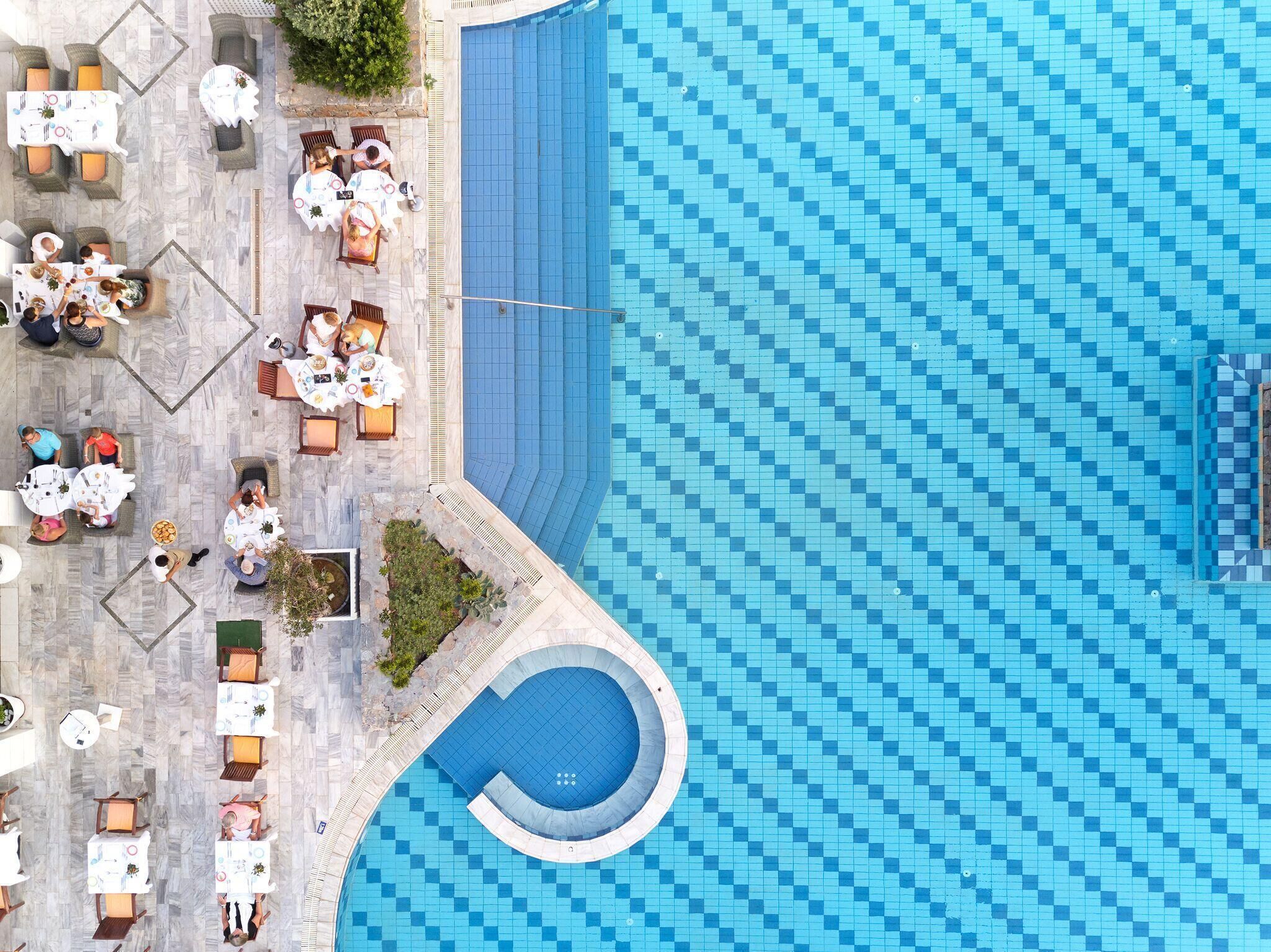 5 outdoor pools, open 10:00 AM to 5:00 PM, pool umbrellas, pool loungers