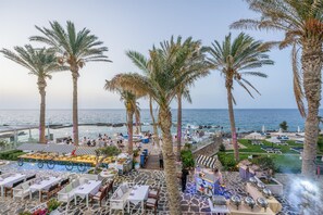 6 restaurants, breakfast, lunch served; local and international cuisine