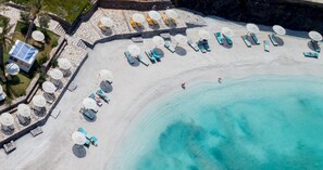 Privat strand, vit sandstrand, gratis strandcabanor och solstolar