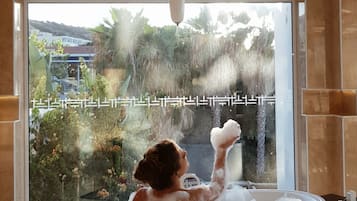 Kylpyhuone | Ilmaiset hygieniatuotteet, hiustenkuivaaja, kylpytakit, tohvelit