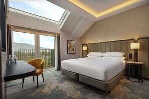 Anti alerjik yatak takımı, odada kasa, dizüstü bilgisayar çalışma alanı 