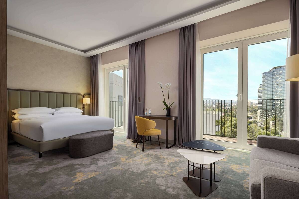 junior suite, 1 king bed | hypo-allergenic bedding, in-room safe, laptop workspace