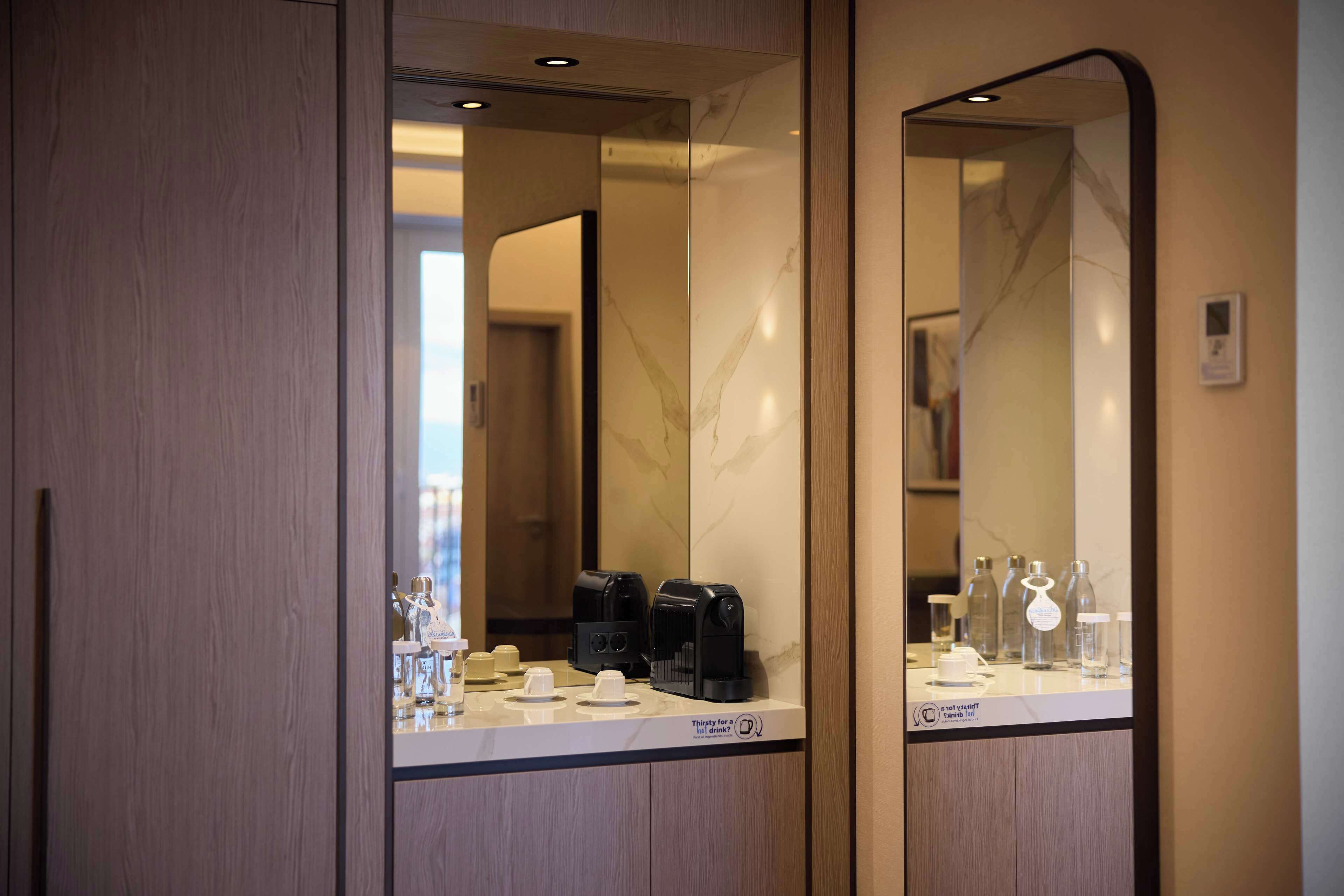 junior suite, 1 king bed | hypo-allergenic bedding, in-room safe, laptop workspace