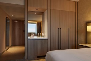 Hypo-allergenic bedding, in-room safe, laptop workspace, blackout drapes - Hilton Sofia (Sofia)