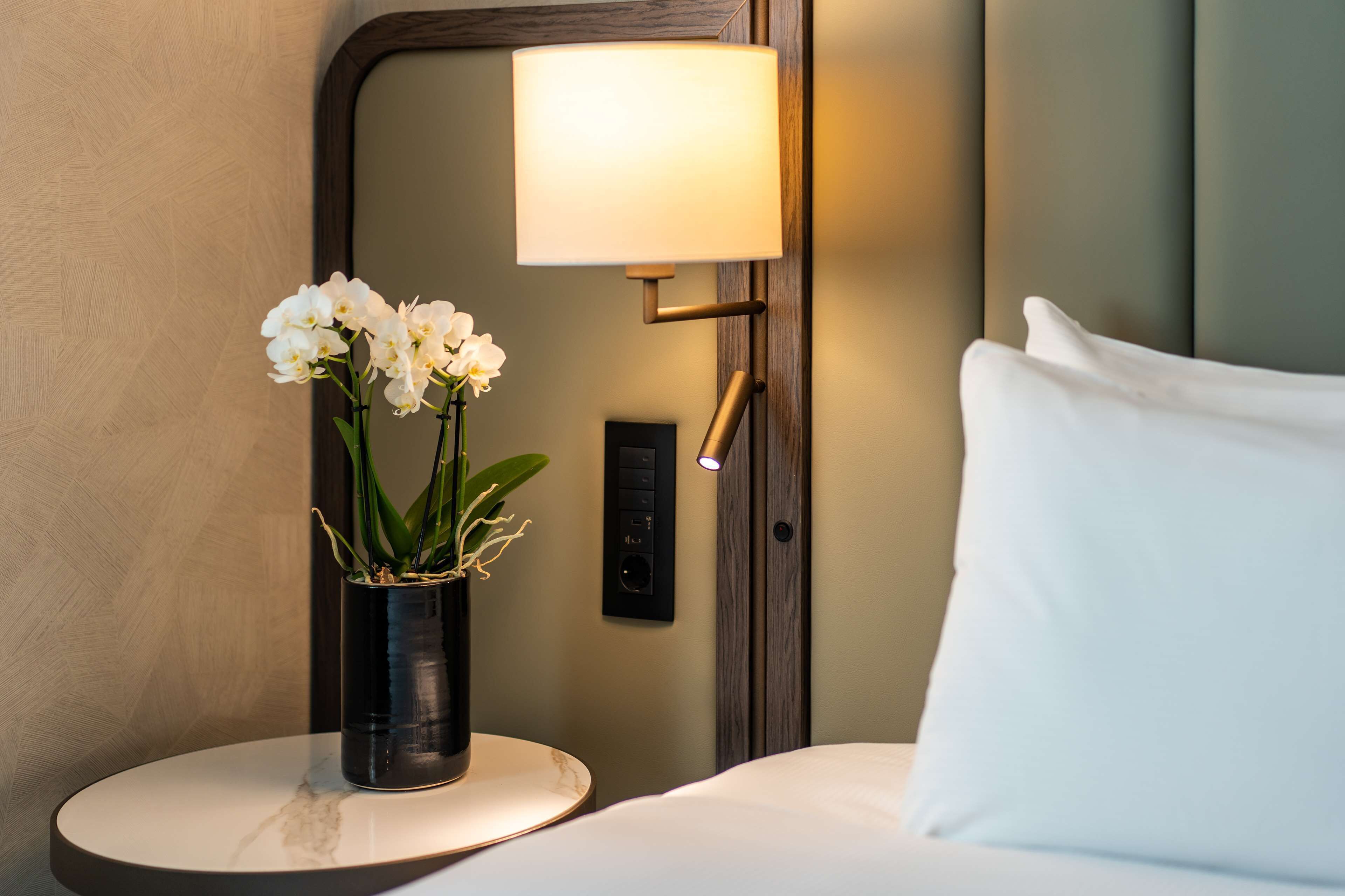 저자극성 침구, 객실 내 금고, 노트북 작업 공간, 암막 커튼