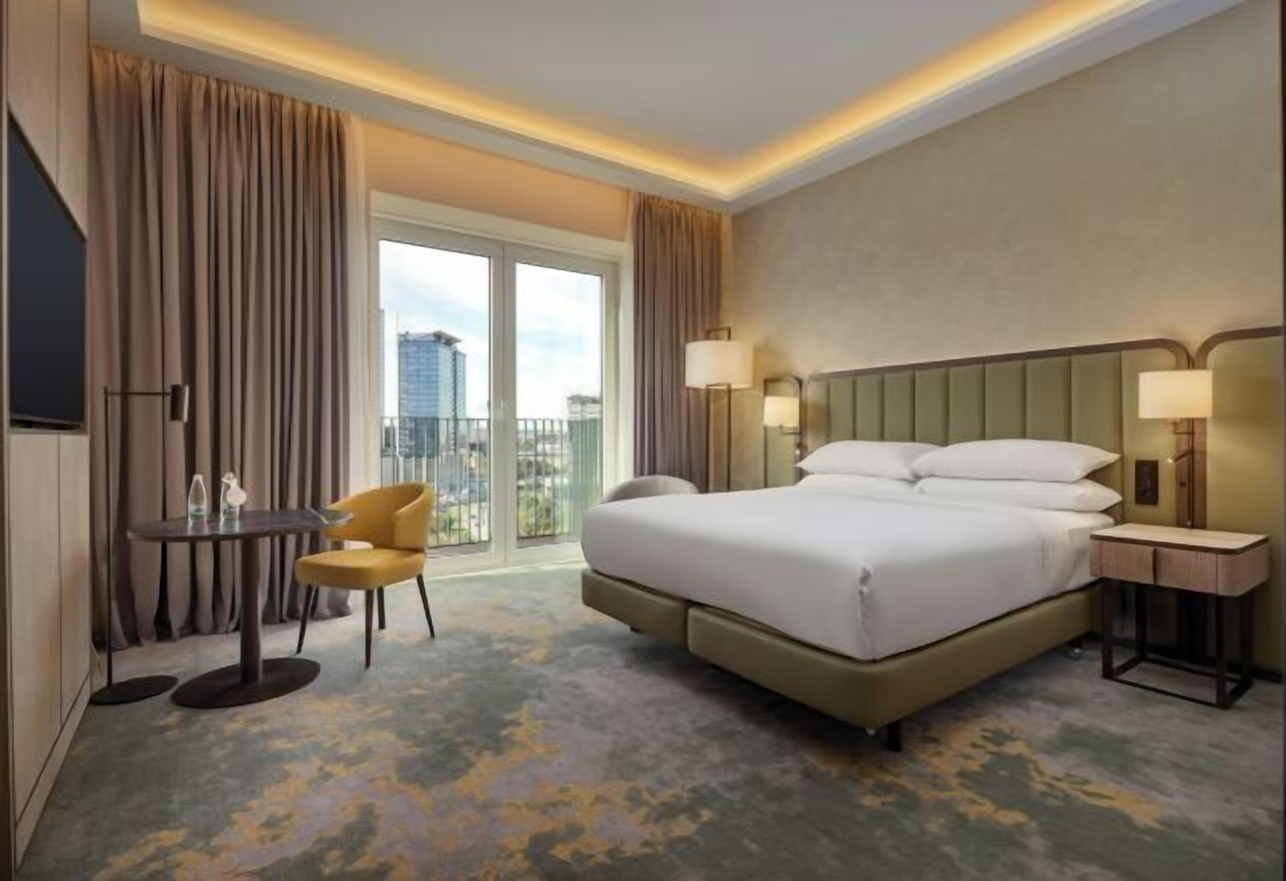 Hypo-allergenic bedding, in-room safe, laptop workspace, blackout drapes