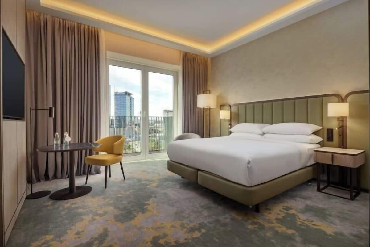 Ropa de cama hipoalergénica y caja de seguridad en la habitación