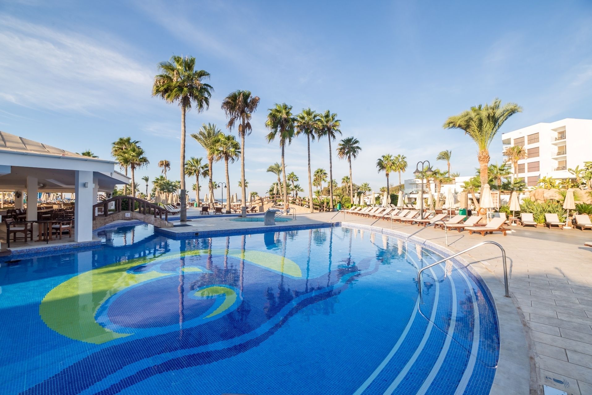Una piscina cubierta, 5 piscinas al aire libre, sombrillas, tumbonas