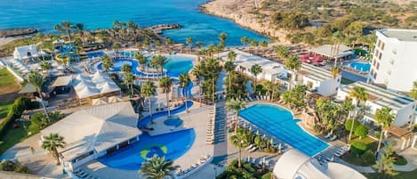 Una piscina cubierta, 5 piscinas al aire libre, sombrillas, tumbonas
