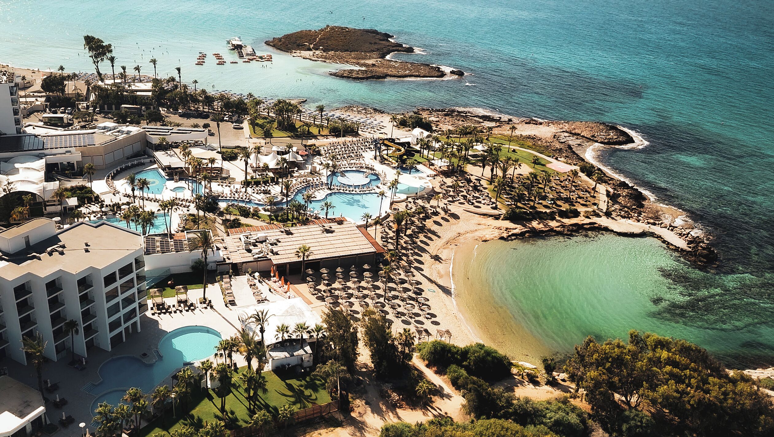 Piscina interna, 5 piscinas externas, guarda-sóis, espreguiçadeiras