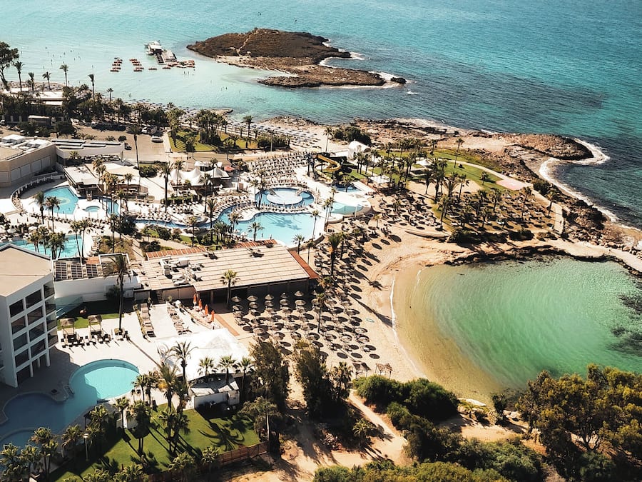 Piscina coberta, 5 piscines a l'aire lliure, para-sols i gandules
