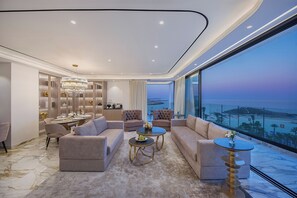 Suite Royal | Caja de seguridad en la habitación y escritorio 