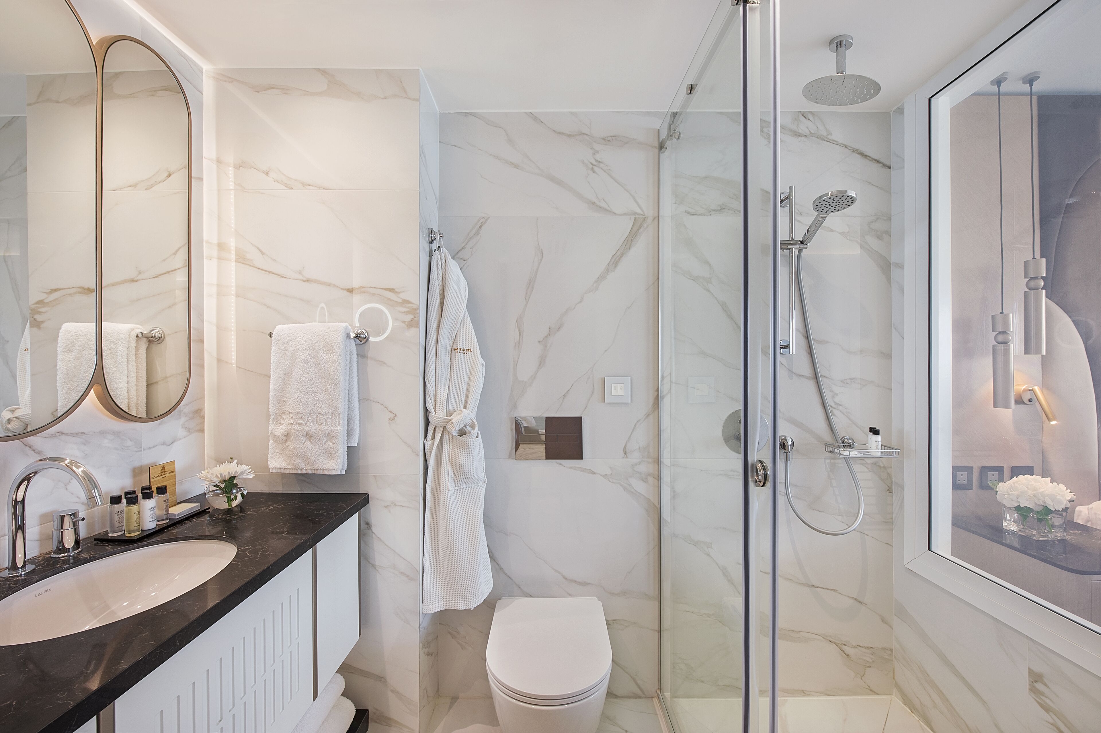 Combined shower/bathtub, free toiletries, hair dryer, slippers