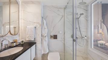 Combined shower/bathtub, free toiletries, hair dryer, slippers