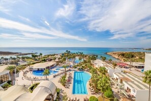 Piscine intérieure, 5 piscines extérieures, 10 h à 18 h, parasols