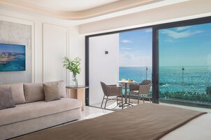 Executive Suite | In-room safe, desk, laptop workspace, soundproofing