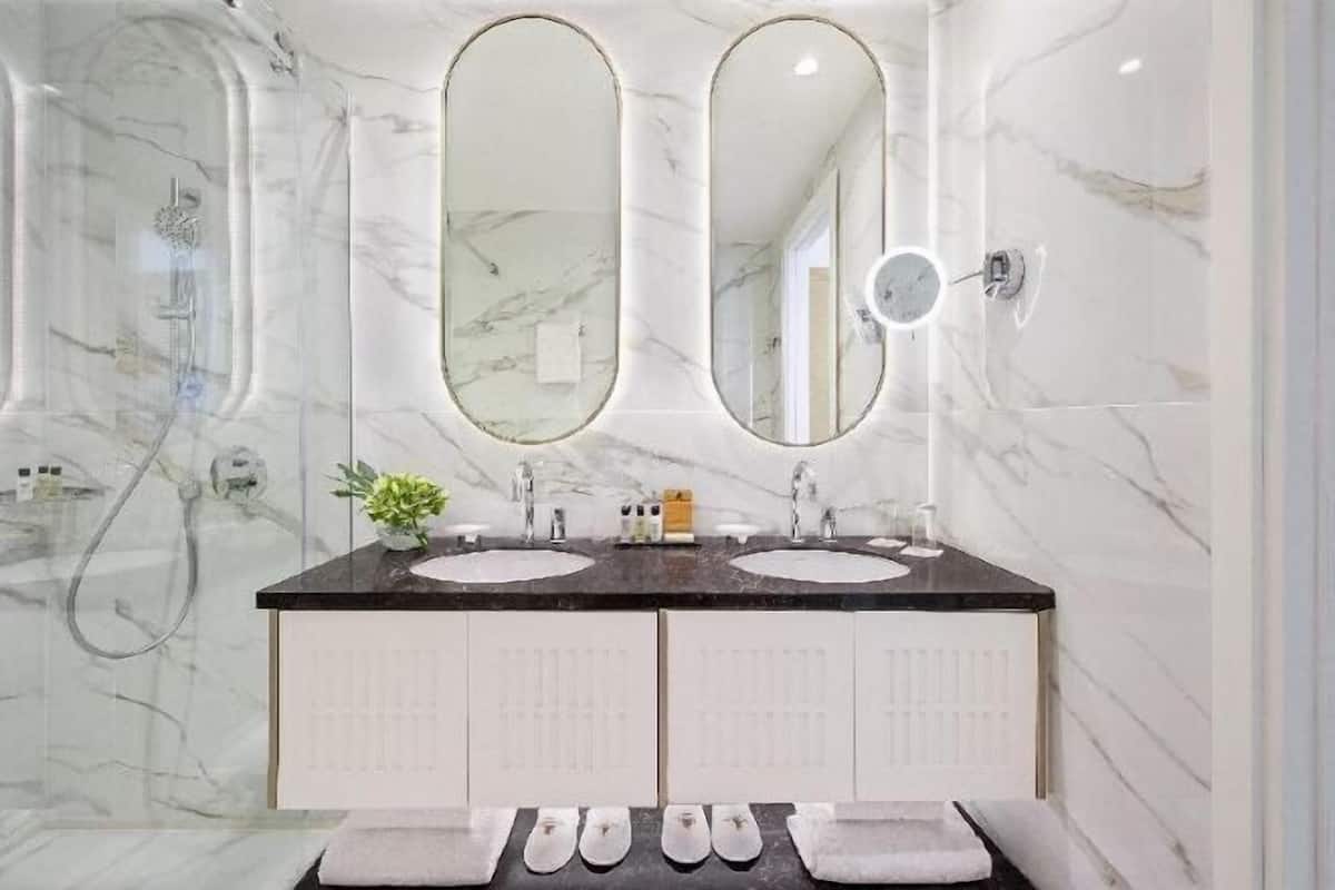 Baño | Tina con regadera, amenidades de baño gratuitas, secadora de cabello