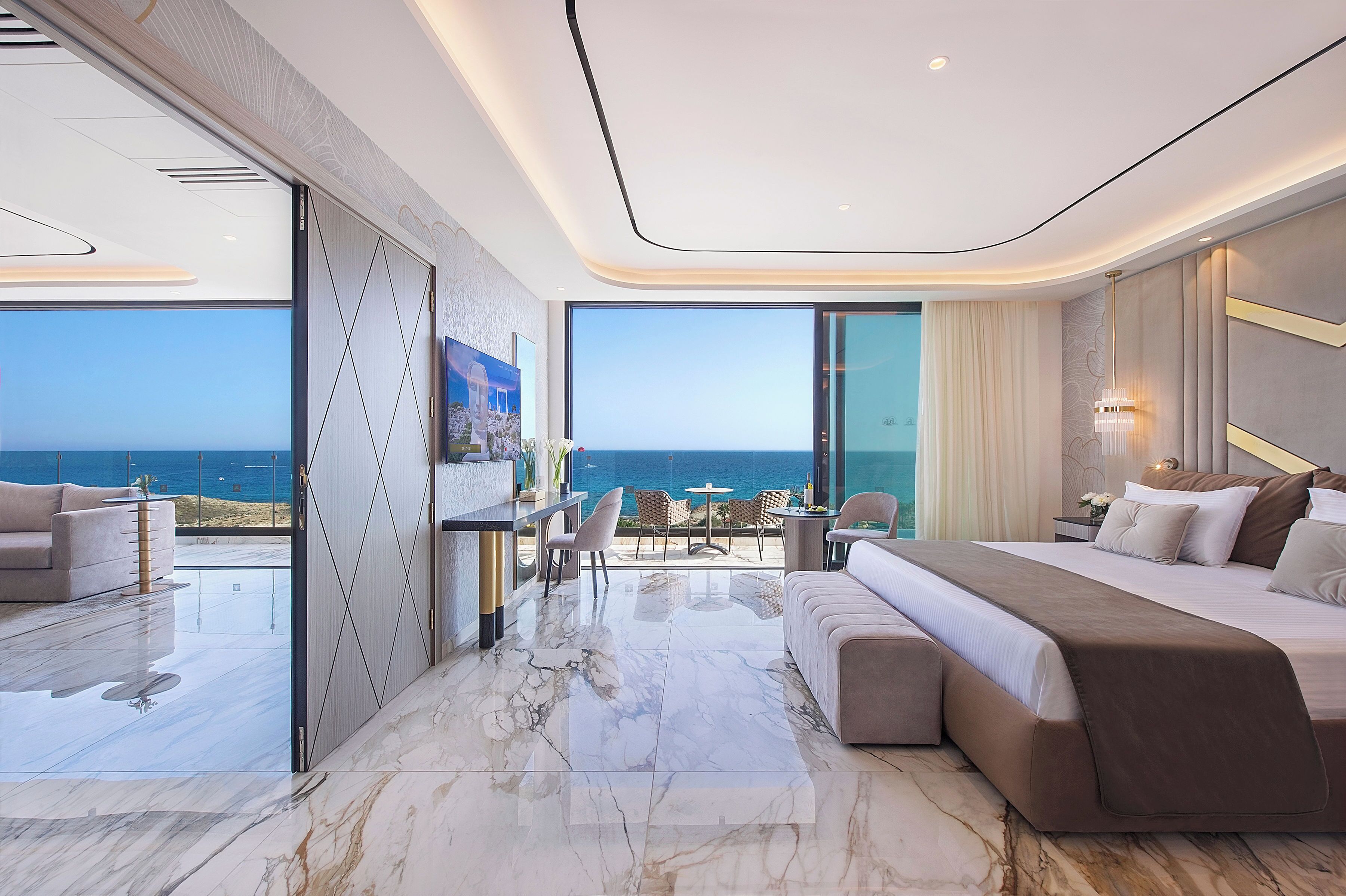 Suite Royal | Caja de seguridad en la habitación y escritorio 