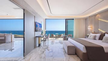 Suite Royal | Caja de seguridad en la habitación y escritorio