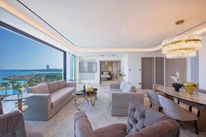 Suite Royal | Área de sala de estar | Televisión de pantalla plana 