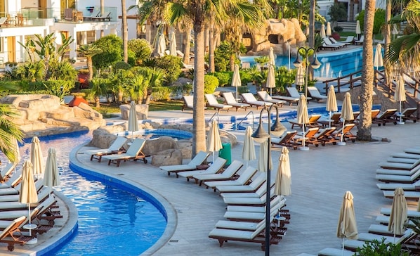 Piscine intérieure, parasols, chaises longues