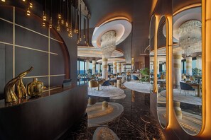 5 restaurantes; se sirven desayunos, comidas y cenas