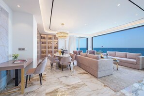 Suite royale | Aire de séjour | Téléviseur à écran plat