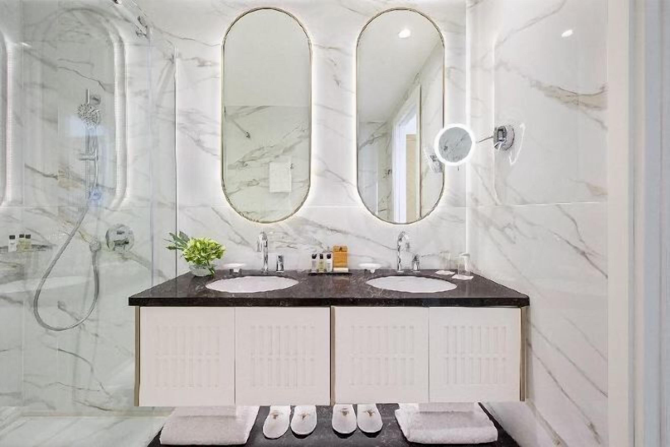 Bathroom | Combined shower/bathtub, free toiletries, hair dryer, slippers