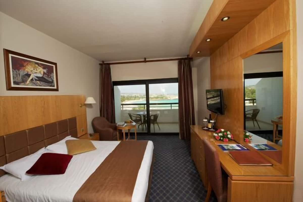 In-room safe, desk, laptop workspace, soundproofing