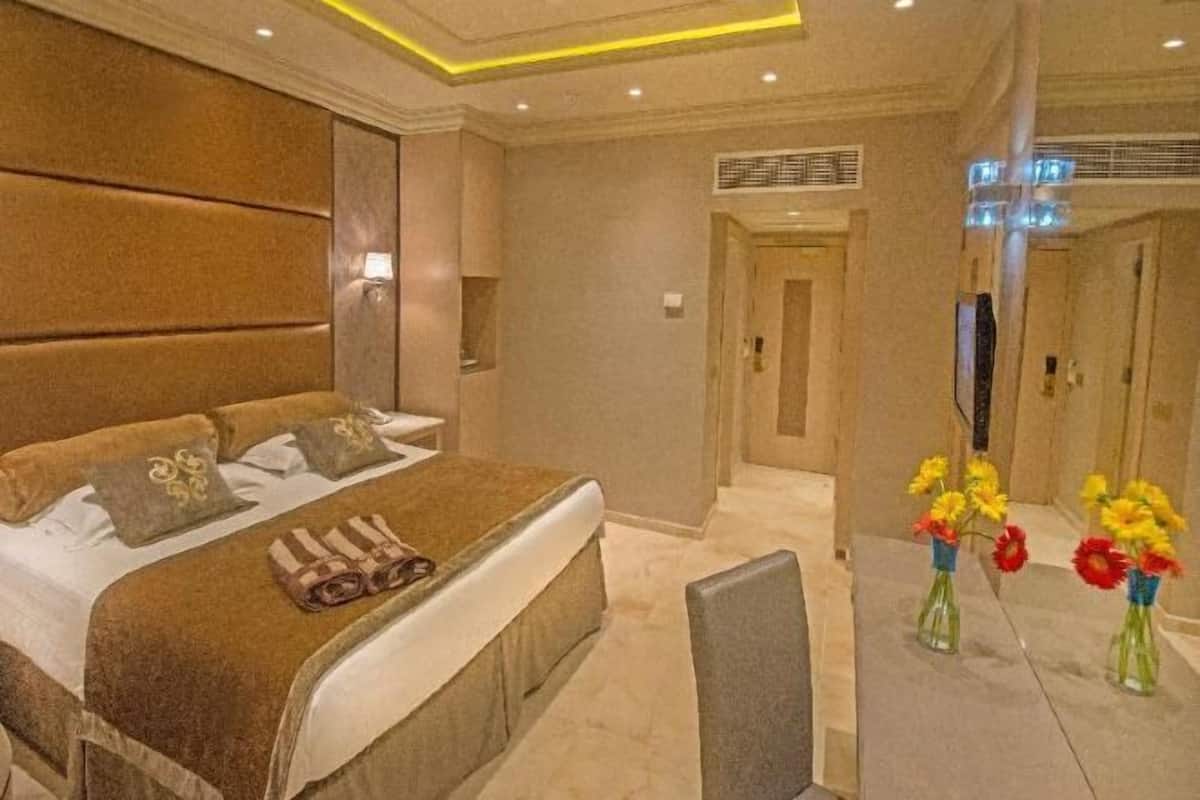 Caja de seguridad en la habitación y escritorio
