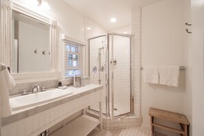 Chambre | Salle de bain | Articles de toilette gratuits, sĂšche-cheveux, peignoirs