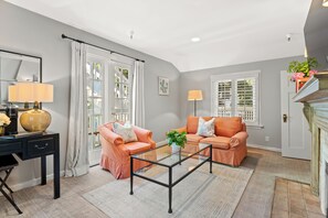 Queen Suite | منطقة المعيشة | تلفزيون بحجم 32-بوصة يعرض قنوات تلفزيونية باشتراك مدفوع