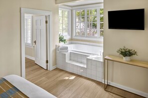 Signature Queen Suite + Sofa bed - Channel Road Inn, A Four Sisters Inn (Santa Monica)