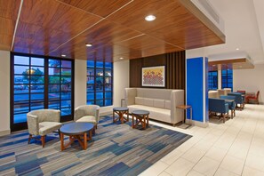 Lobby sitting area - Holiday Inn Express Mira Mesa-San Diego by IHG (San Diego)