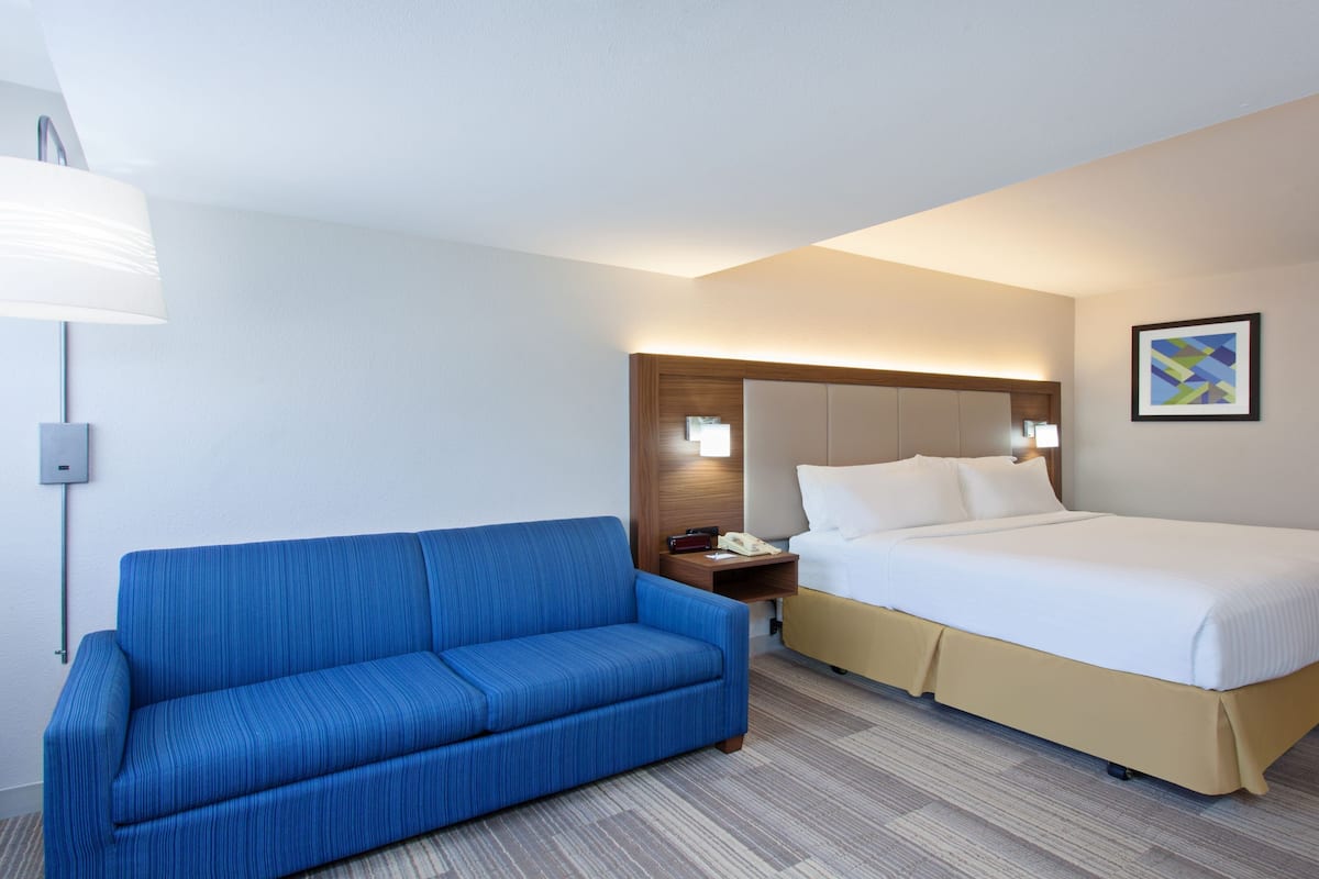 Standard Room, 1 King Bed with Sofa bed | In-room safe, desk, laptop workspace, blackout curtains