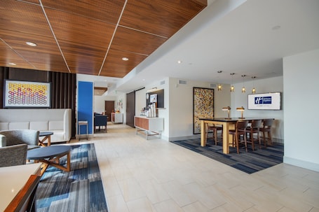 Lobby sitting area. Holiday Inn Express Mira Mesa-San Diego by IHG