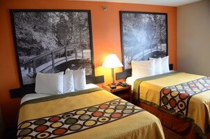 Escritorio, tabla de planchar con plancha, wifi gratis y ropa de cama